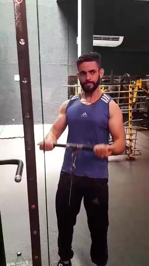 João treinando bíceps na polia