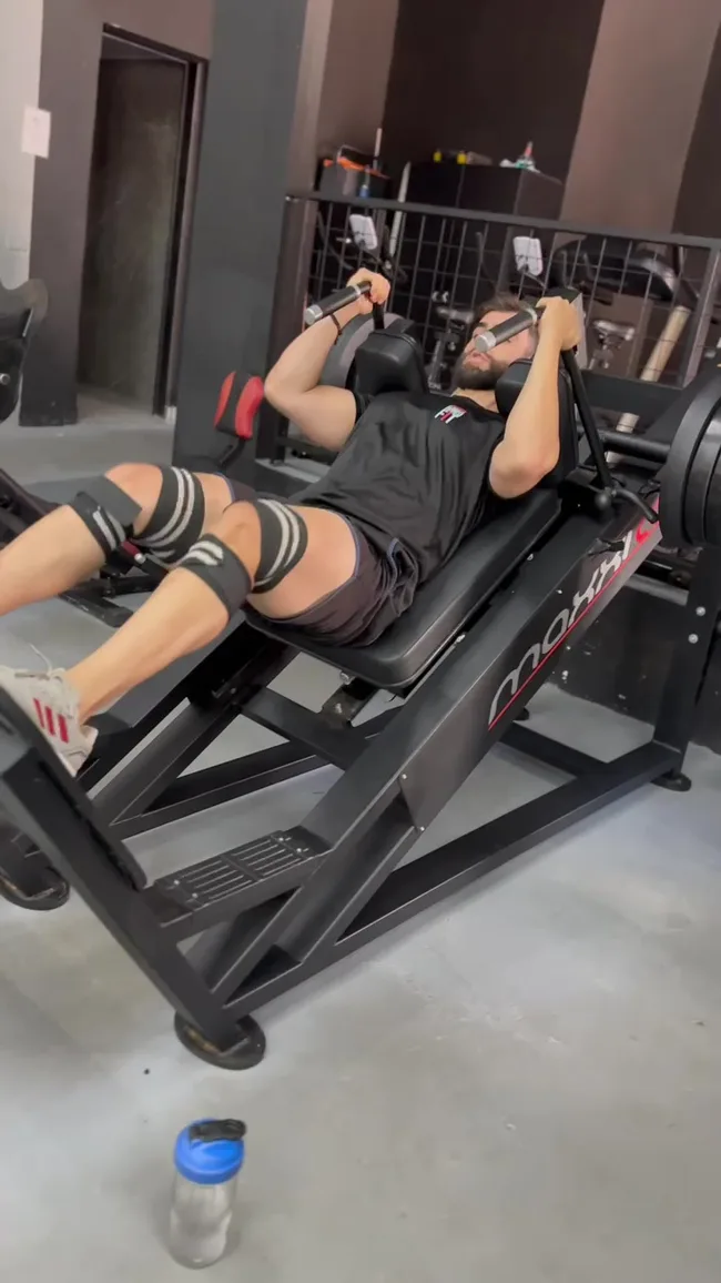 João na máquina de treino de pernas